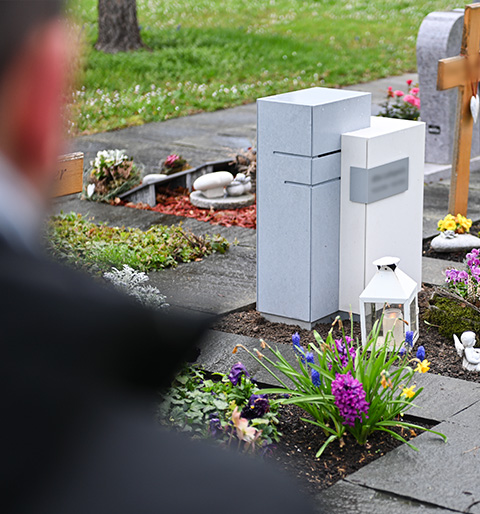 Person schaut auf doppelsteinigen allivestone